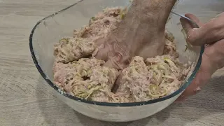 Беру кабачки, фарш и манку, перемешиваю и жарю. Боже, как вкусно: готовлю вместо привычных котлет