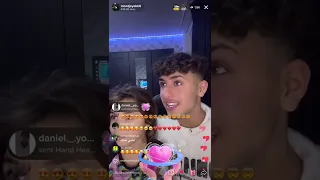 شوفو اختو شو حكت                واختو الصغيرة دندنها