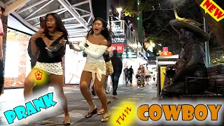 #cowboy_prank. The reactions are priceless.LOL. elucon statue prank. luco patung.