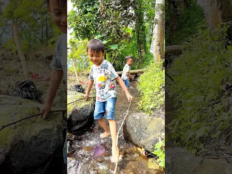 Seru Bermain di selokan pedesaan - Athar dan Dhika #shorts #shortvideo #bermain #pedesaan