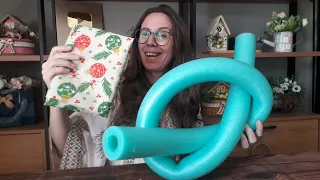 Como Fazer Guirlanda de Natal  com Espaguete de Piscina  e Tecido - Fácil e Barato !