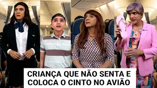 Criança que Não senta e coloca o cinto no Avião.