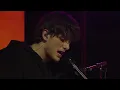 Download Lagu JVKE - golden hour (Live version)