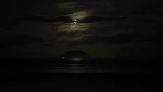 فيديو للقمر في الليل مع الغيوم تتحرك بسرعه عند البحر  مونتاج دندنها