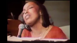 Download Roberta Flack - Killing Me Softly With His Song (Live 1973) MP3