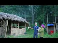 Download Lagu Vriendelijke man helpt alleenstaande moeder en 5 maanden oude babymeisje die door ouders in de steek