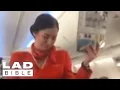 Download Lagu Voetbalfans op het vliegtuig leiden stewardess af die veiligheidsaankondiging doet | LADbible
