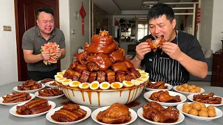 Stupid brother, you want to eat all the braised pork yourself? Wait till I get my hands on you!