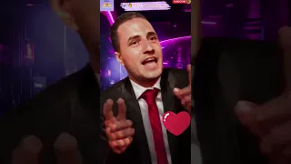 محمود الليثي   أنا يا ابني نمبر وان وانت يا لا لسه في كي جي     دندنها