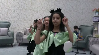 استعراض نشيد حبيبة أبوها وبس في بث بيت الزهور  استعراض نشيد حبيبة أبوها وبس في بث بيت الزهور