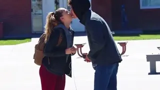 هل ستقبلني تحدي تقبيل الفتيات في الشارع تحدي نار 