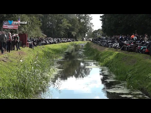 Duizenden mensen vergapen zich aan anerikaanse motoren en auto's.