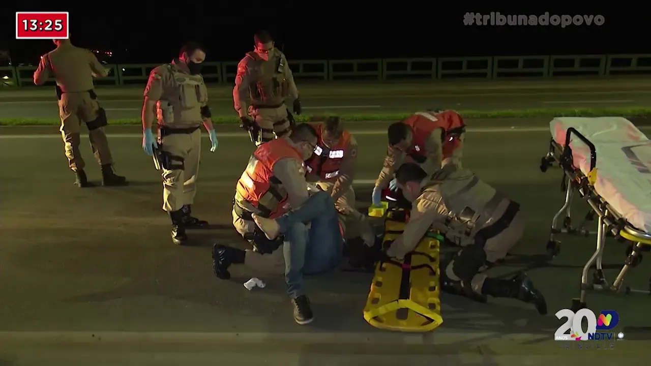 PM fica ferido depois de ser atropelado na Avenida Santos Dumont, em Joinville