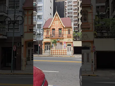 This house, between two tall buildings, reminded me of Up.