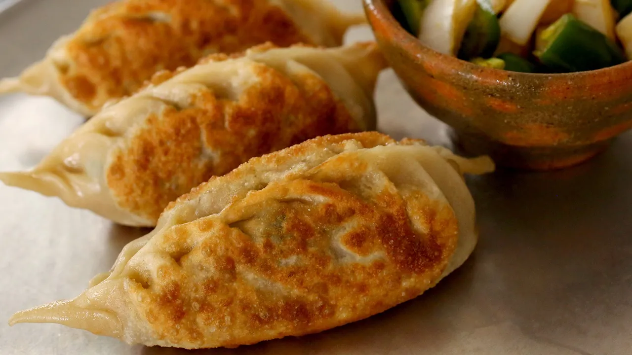 King-size kimchi dumplings (Kimchi-Wangmandu: )