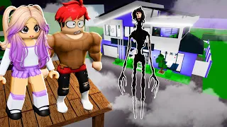 Construimos una BASE EN EL CIELO para ESCONDERNOS de THE LOCUST en Brookhaven Roblox con LYNA
