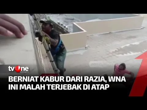 Detik-detik Proses Evakuasi Tiga WNA yang Terjebak di Atap Gedung