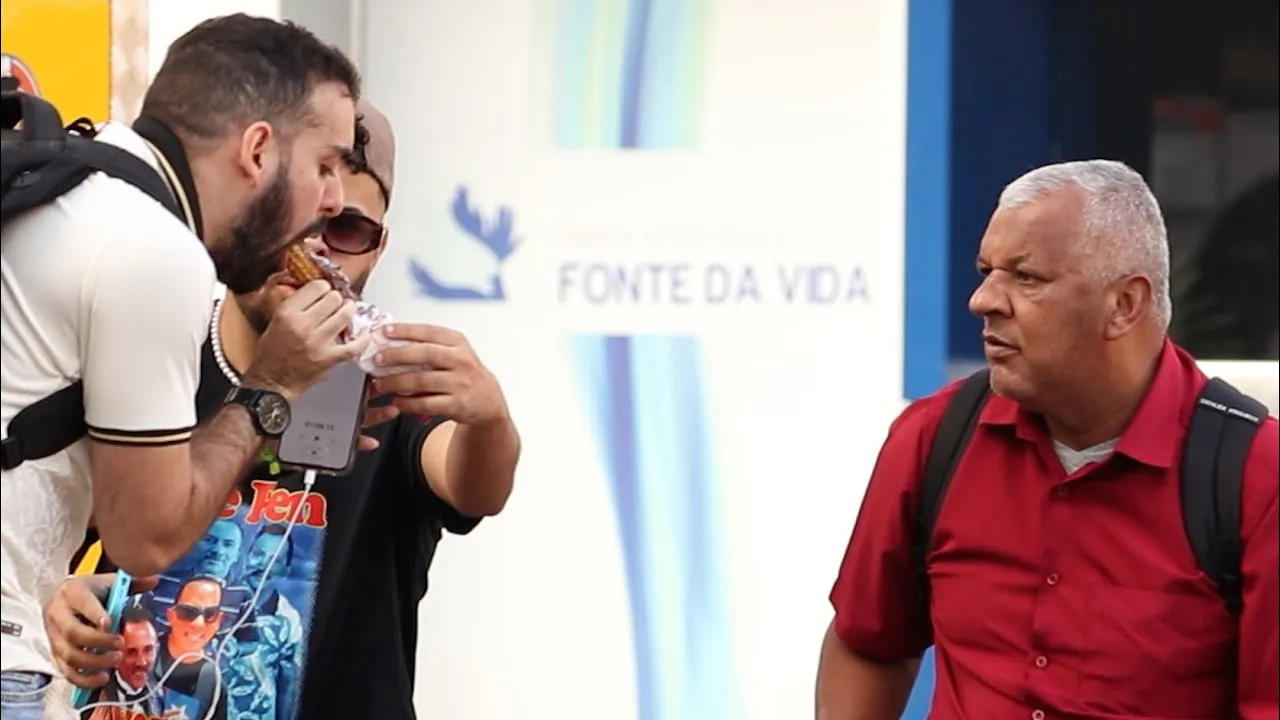 SENSUALIZANDO COM CHURROS NA FRENTE DE ESTRANHOS - PEGADINHA : MANDE A SUA #288