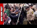 Download Lagu 'Ze slaan ons met stokken': politie vecht met demonstranten buiten ICE-faciliteit