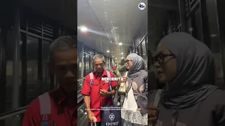 This Porter Keeps Working Despite Having Few Customers His Story Is Heart-Touching