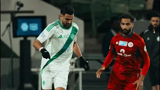 الجزائري رياض محرز في مباراة الاهلي وضمك               دندنها