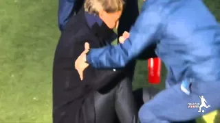 تسديدة واصطدام الكورة في وجه روبرتو مانشيني مدرب انتر ميلان وسقوطه   دندنها