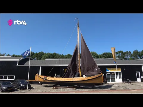 Het scheepszeil van de vechtzomp Stad-Hardenberg wordt voor de eerste keer gehesen