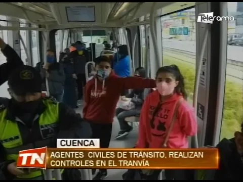 Agentes civiles de tránsito, realizan controles en el tranvía