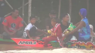 Davi banyak mendapatkan jajan dari para penonton pacu jalur