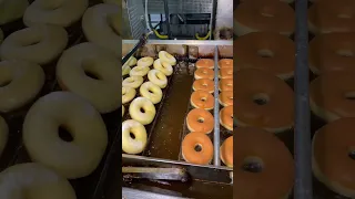 How FRESH GLAZED DONUTS ARE MADE At Carls Donuts In Las Vegas 