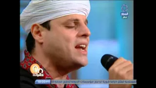 شاهد  محمود ياسين التهامي ينشد  والله ما طلعت شمس ولاغربت  على الهواء دندنها