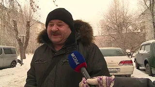 Омичи жалуются на заваленные снегом жилые дворы