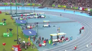 العداء جنوب افريقي بان نيكريك  يحطم الرقم القياسي العالمي لسباق     متر دندنها