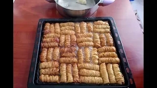 Pratik Büzme Baklava (Gazete Baklavası); http://www.nefisyemektarifleri.com/pratik-buzme-baklava-gaz. 
