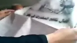 شاهد فضيحة مسؤول يمني رفيع يمارس الجنس مع مرئه فوق سيارته 