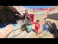 Download Lagu Een uniek cadeau voor de dakloze moeder die nooit opgaf.