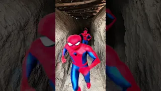 جميع سبايدر مان ركضوا داخل النفق 