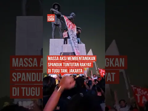 Massa Aksi Membentangkan Spanduk Tuntutan Rakyat di Tugu Tani Jakarta