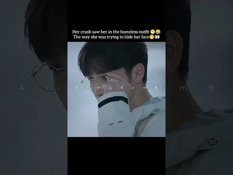 His smile after seeing her running 🤭😳
