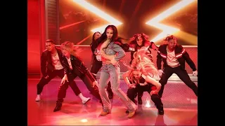 kylie cantrall live performing red and speaking spanish