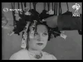 Download Lagu EXTRA: Nieuwste haartrend. Beroemde kapper demonstreert de laatste mode. Geïnspireerd door... (1934)