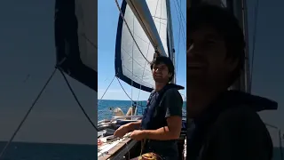 Comment gérer ses voiles lorsque le vent est assez fort et/ou rafaleu ? 🌬