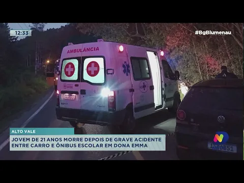 Jovem de 21 anos morre depois de grave acidente entre carro e ônibus escolar no Alto Vale
