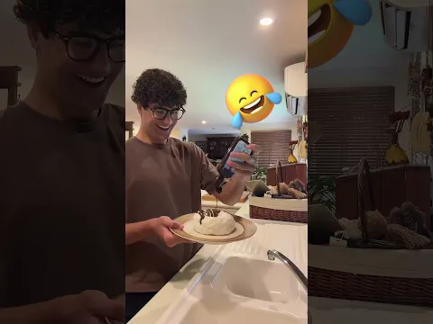 Ela viu tarde demais o que ele fez com o donut! 😱🍩