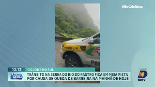 Queda de barreira deixa Serra do Rio do rastro em meia pista