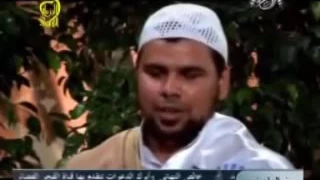 رجل طربان يلحن خلف الامام مضحك الى ابعد الحدود عبد الله كامل 