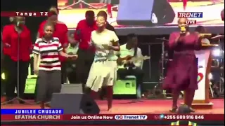 mtume mwingira huku ni kumsifu mungu au kuchochea umalaya kanisani wanadamu tusiwe vipofu 