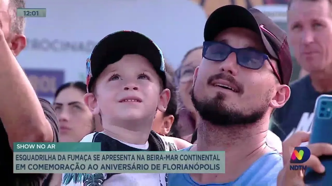 Esquadrilha da fumaça se apresenta na Beira-Mar Continental