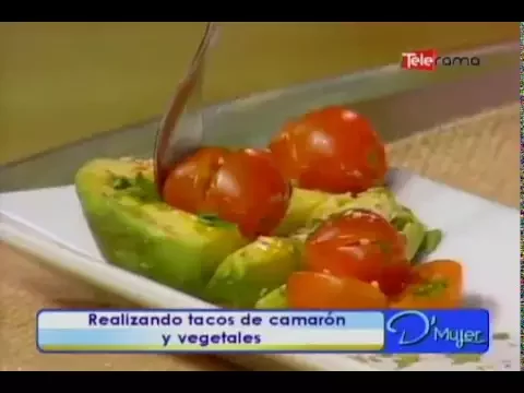 Realizando tacos de camarón y vegetales