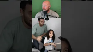 معلم الطبول يعلم طفلا  كيفية العزف على الطبول         دندنها